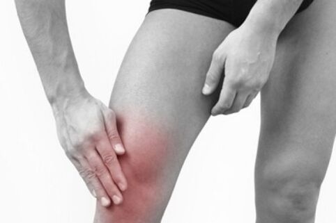 knee pain of man