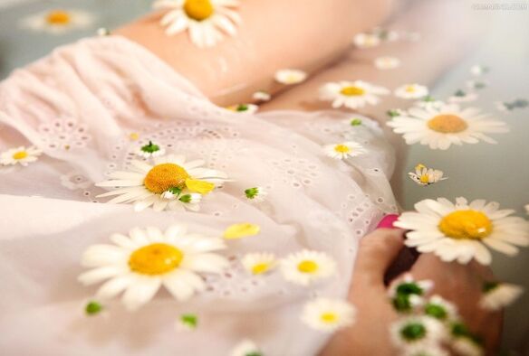 With lumbar osteochondrosis, it is recommended to take a bath with the addition of chamomile flowers